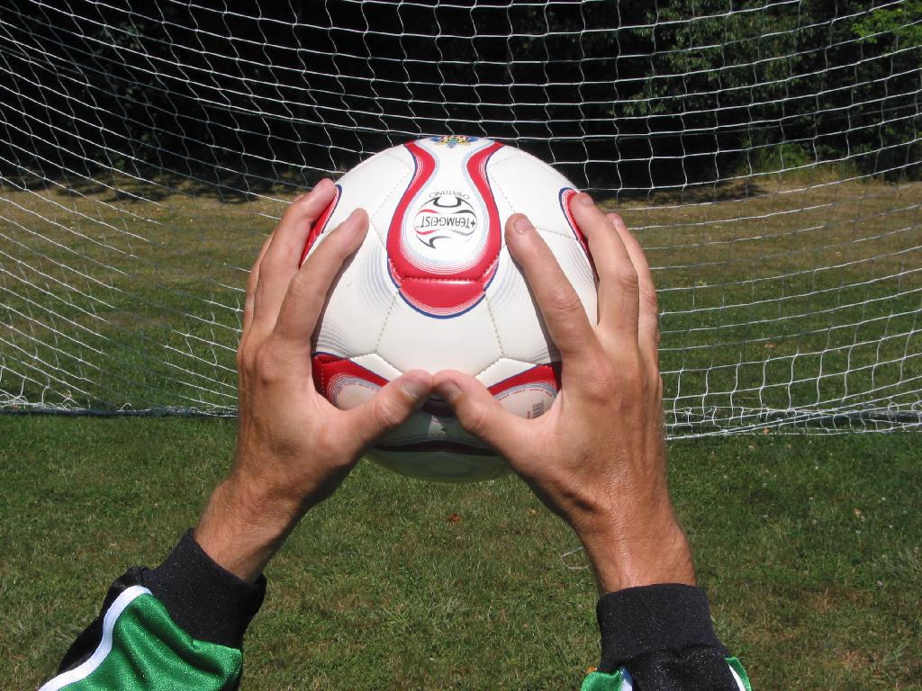 Часто при неправильном приеме мяча. Принятие мяча рукой вратарём в футболе фото.